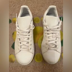 Men’s Adidas white sneaker size 7 in great condition.